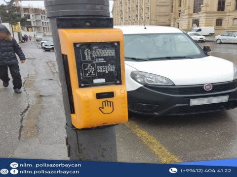 Piyada svetoforunun düyməsi sındırıldı