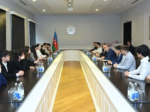 Emin Əmrullayev olimpiada qalibləri ilə görüşdü - FOTO