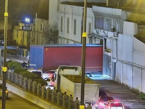 Yük avtomobili yolda qaldı, tıxac yarandı