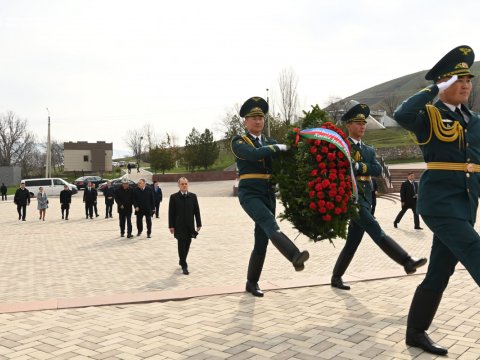 Ceyhun Bayramov Ata-Beyit Memorial Kompleksini ziyarət etdi