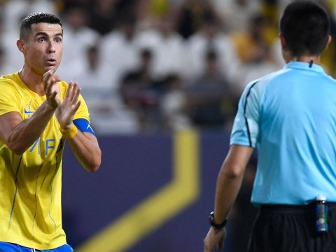 Ronaldo qırmızı vərəqə aldı - FOTO