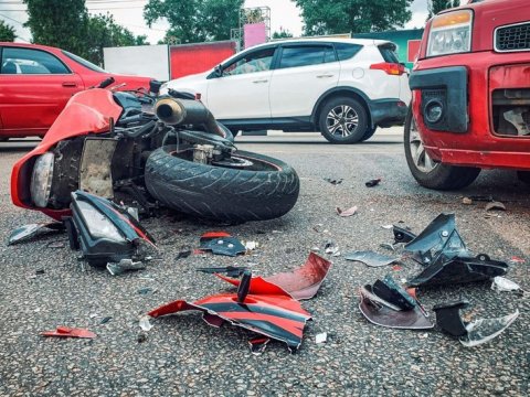 Avtomobillə motosiklet toqquşdu - Xəsarət alan var