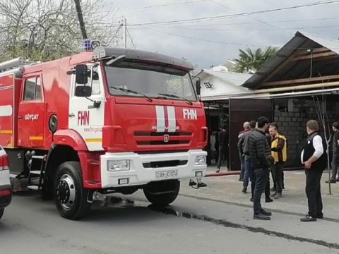 Eyni anda iki ev yandı