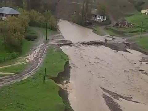 Lerikdə sel körpünü yuyub apardı - VİDEO