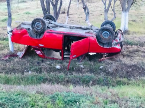 Şərurda maşın aşdı - Sürücü yaralandı