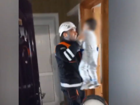 Evdə köməksiz qalan uşaqlar xilas edildi - VİDEO