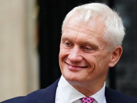 Daha bir nazir istefa verdi