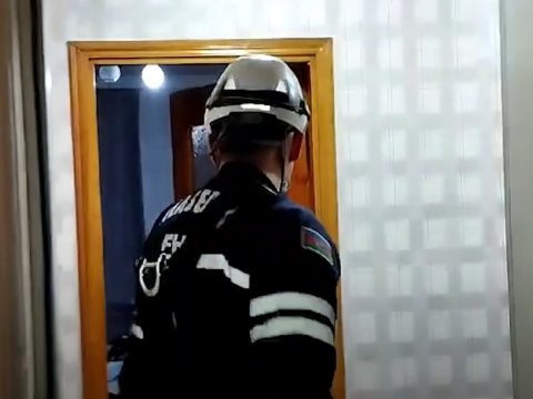 Evdə köməksiz vəziyyətdə qalan azyaşlı xilas edildi