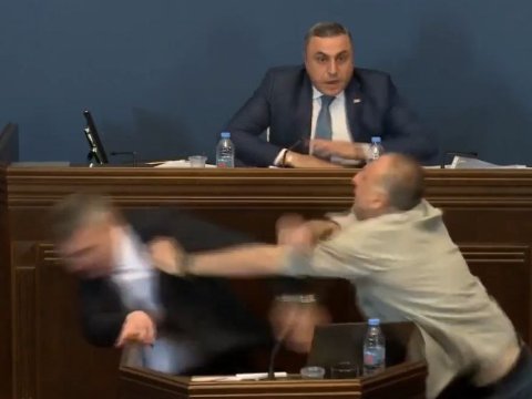 Gürcüstan parlamentində əlbəyaxa dava - VİDEO