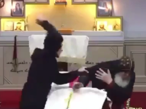 Kilsədə moizə oxuyan keşiş bıçaqlandı - VİDEO