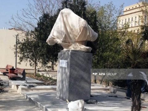 Bakıda Çingiz Aytmatovun abidəsi qoyuldu