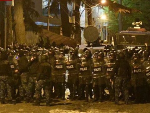 Tbilisidə polislə etirazçılar arasında TOQQUŞMA
