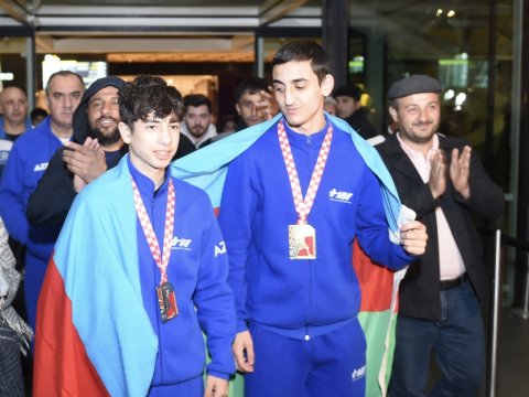 Avropada qızıl medal qazanan boksçularımız vətənə döndülər - FOTO