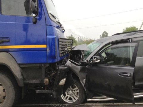 Minik avtomobili yük maşınına çırpıldı - Xəsarət alan var