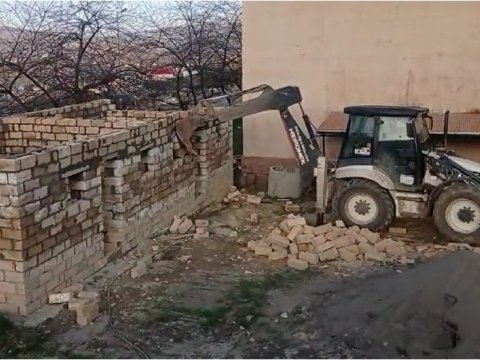 Gədəbəydə sənədsiz tikililər söküldü - VİDEO