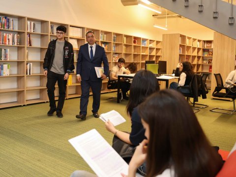 UNEC rektoru 300 bal toplayan abituriyentlə görüşdü - FOTO