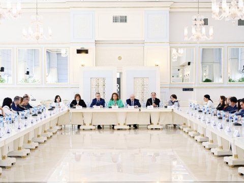 Parlamentdə sağlam ailə modeli müzakirə edildi 