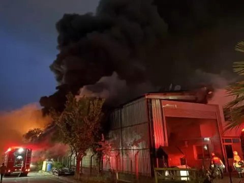 İzmirdə iki zavod YANIR