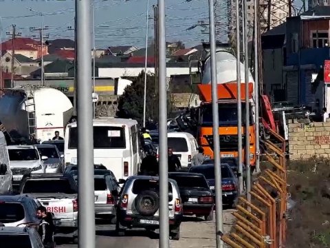 Məscidin qarşısında qəza - Yol bağlandı