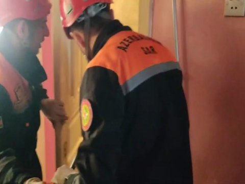 Bağlı qapı arxasında qalan uşaq belə xila edildi - VİDEO