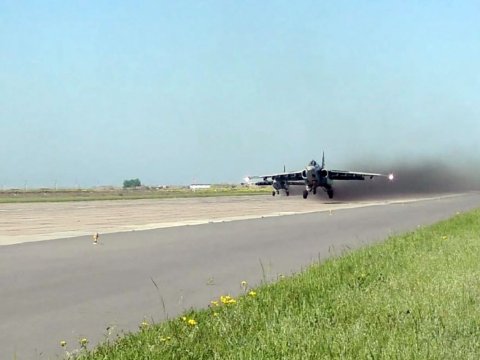 Azərbaycan Ordusu Su-25 təyyarələrini havaya qaldırdı - VİDEO