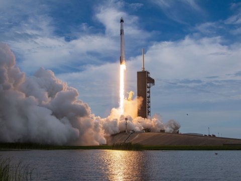 “SpaceX” daha 23 internet peykini orbitə çıxardı