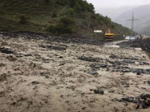 Gürcüstanda torpaq sürüşməsi 