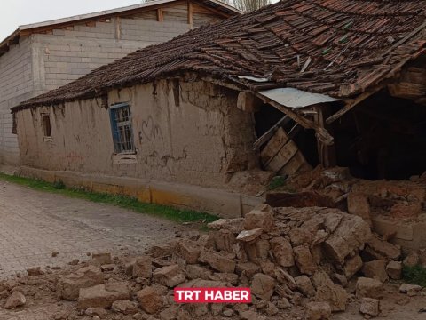 Zəlzələ tikililərə ziyan vurdu - FOTO