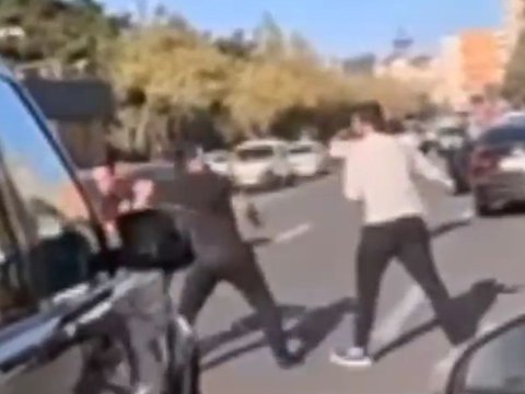 Bakıda sürücülər arasında əlbəxaya dava - VİDEO