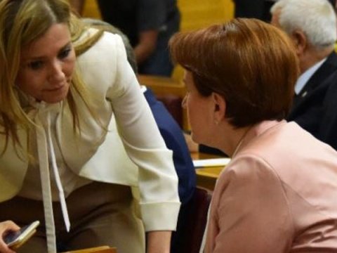 Akşenerin katibəsi qurultay nümayəndələrinə zənglər edir - Jurnalist