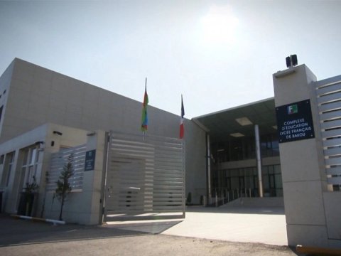 Bakıda bağlanan liseydə təhsil haqları 