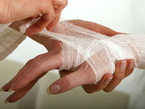 Tovuzda qadının üstünə benzin töküb yandırdı