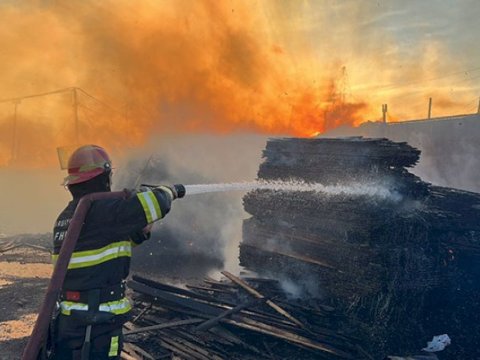 Bakıda taxta bazarı YANIR