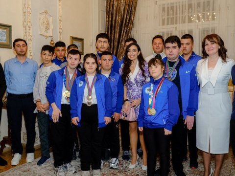 Leyla Əliyeva autizimli idmançı uşaqlar ilə görüşdü
