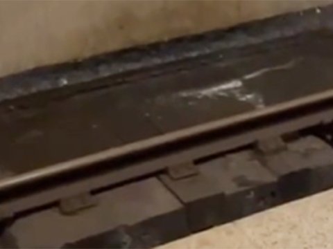 Metroda boru zədələndi - Su stansiya yoluna doldu