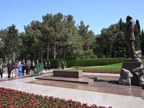 Əlcəzairli deputatlar Heydər Əliyevin məzarını və Şəhidlər xiyabanını ziyarət edib