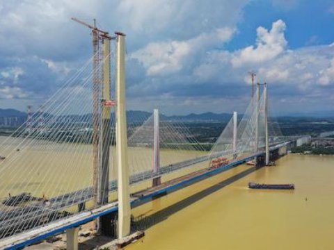 Gəmi körpüyə çırpıldı - 4 nəfər itkin düşdü