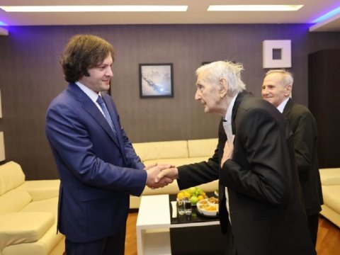 Gürcüstan baş naziri ən yaşlı dövlət qulluqçusunu təbrik edib - 100