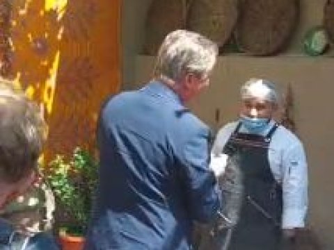 Devid Kameron Özbəkistanda plov bişirməyi öyrənir - VİDEO