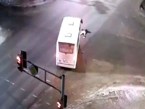 Bakıda avtobus 20 yaşlı gənci vurdu