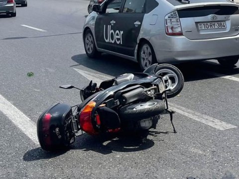 Bakıda avtomobillə moped toqquşdu