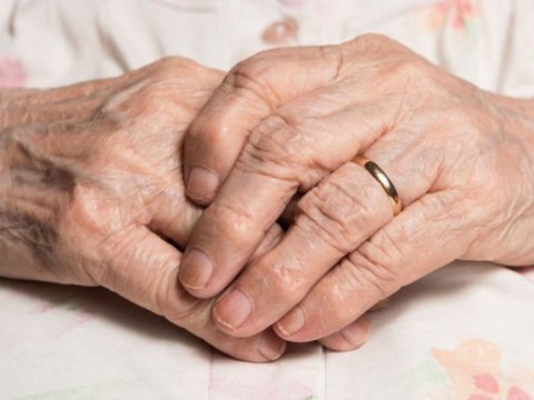 64 yaşlı qadın yıxılaraq öldü