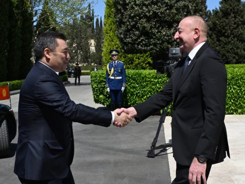 İlham Əliyev Sadır Japarovu qarşıladı