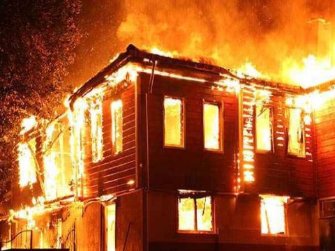 Şəkidə 2 mərtəbəli ev yandı