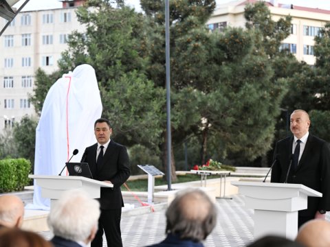 Prezidentlər Çingiz Aytmatovun Bakıdakı abidəsinin AÇILIŞINDA