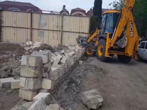 FHN-nin əməkdaşları Gəncədəki sənədsiz tikililəri sökdü - VİDEO