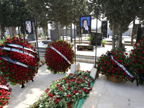 Prezident və xanımı Elmira Süleymanovanın dəfninə əklil göndərdi