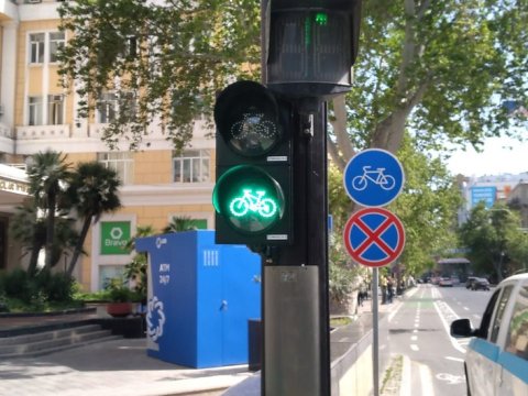 Bakıda işıqforlarda velosiped bölmələri quraşdırılır - FOTO