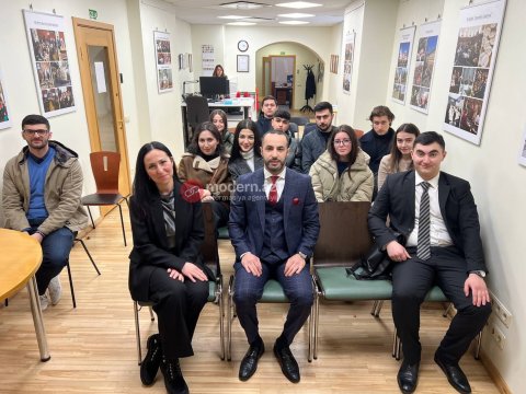 Latviya deputatı azərbaycanlı tələbələrlə görüşdü - FOTOLAR