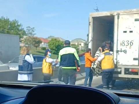 Azərbaycanda dəhşət: Piyadanın meyitini onu vuran yük maşınına qoydular - VİDEO